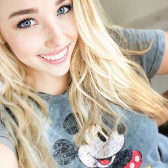 Meet Your Posher, Taylor - Picture 1 of 4